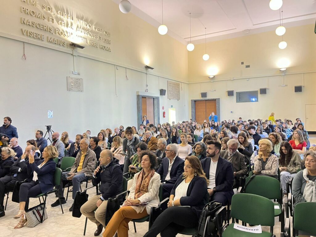 L'aula magna del Liceo Classico Statale Giulio Cesare piena di persone per assistere alle conferenze e per ascoltare gli ospiti.